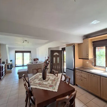 Four Seasons Garden, Nilie Hospitality Mgmt Holiday home Flogita
